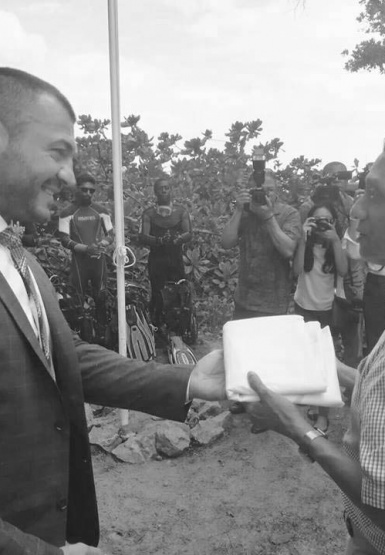 Kristijan Curavić awarding White Flag to H.E. Danny Faure, President of Seychelles